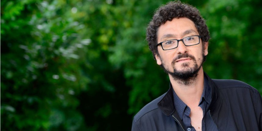 Fils de David Foenkinos en train de travailler sur un projet artistique